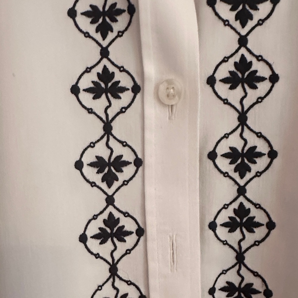 Chico's Women’s White Shirt with Black Embroidery Chico’s size 3 - Picture 2 of 4